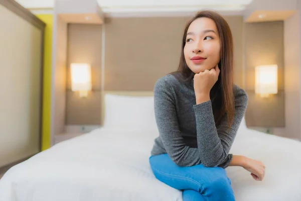 肖像画美しい若いアジアの女性リラックスした笑顔レジャーでベッドルームインテリア — ストック写真