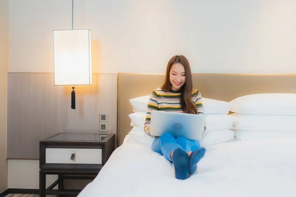 Porträt Schöne Junge Asiatische Frau Verwenden Laptop Computer Auf Bett — Stockfoto