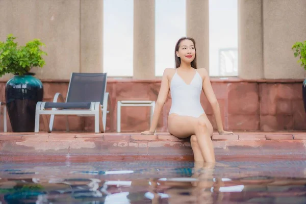 Retrato Bonito Jovem Asiático Mulher Relaxar Sorriso Lazer Redor Piscina — Fotografia de Stock