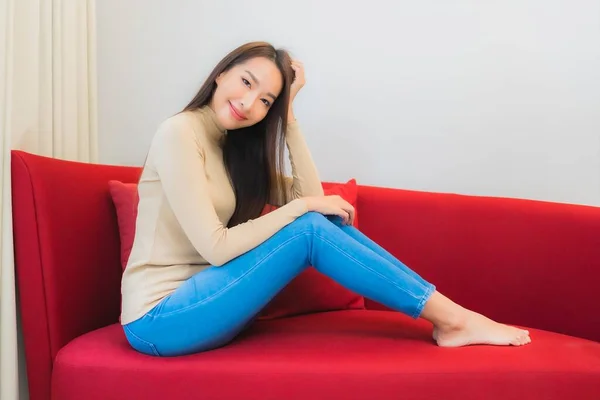 Retrato Bonito Jovem Asiático Mulher Relaxar Sorriso Sofá Sala Estar — Fotografia de Stock