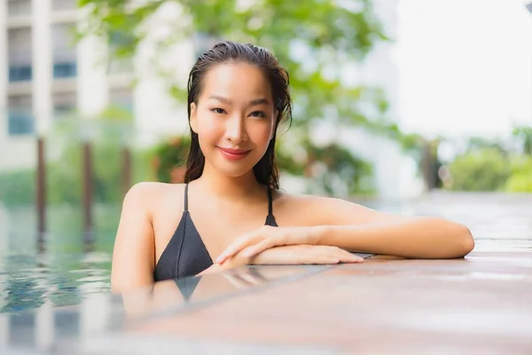 Güzel Bir Asyalı Kadının Portresi Gülümse Yüzme Havuzunda Rahatla — Stok fotoğraf