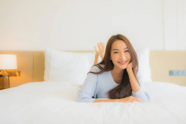 Güzel Bir Asyalı Kadın Portresi Rahatlayın Gülümseyin Yatak Odasında Dinlenin — Stok fotoğraf