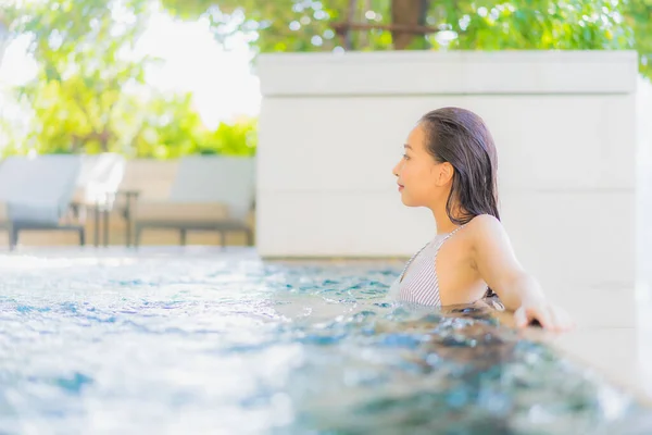 Porträt Schöne Junge Asiatische Frau Lächeln Entspannen Freizeit Rund Schwimmbad — Stockfoto