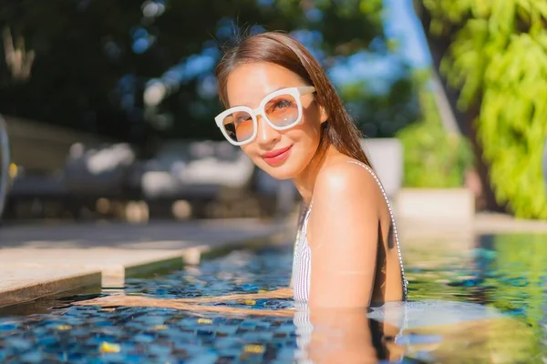 Portræt Smuk Ung Asiatisk Kvinde Smil Slappe Fritid Omkring Swimmingpool - Stock-foto