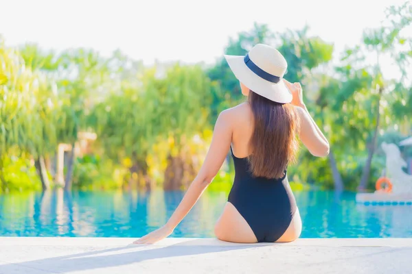 Retrato Bonito Jovem Asiático Mulher Relaxar Sorriso Lazer Redor Piscina — Fotografia de Stock