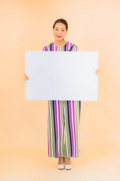 Portret Mooie Jonge Aziatische Vrouw Tonen Leeg Wit Billboard Kleur — Stockfoto