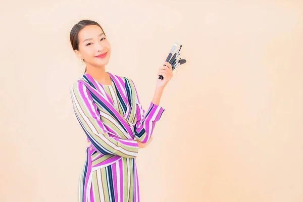 Porträt Schöne Junge Asiatische Frau Mit Make Pinsel Kosmetik Auf — Stockfoto