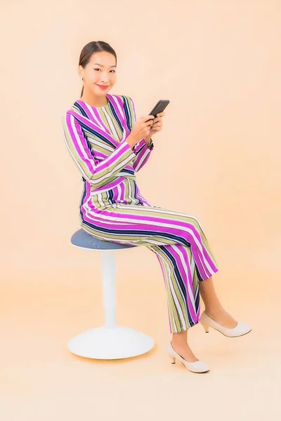 Portret Mooie Jonge Aziatische Vrouw Gebruik Slimme Mobiele Telefoon Kleur — Stockfoto