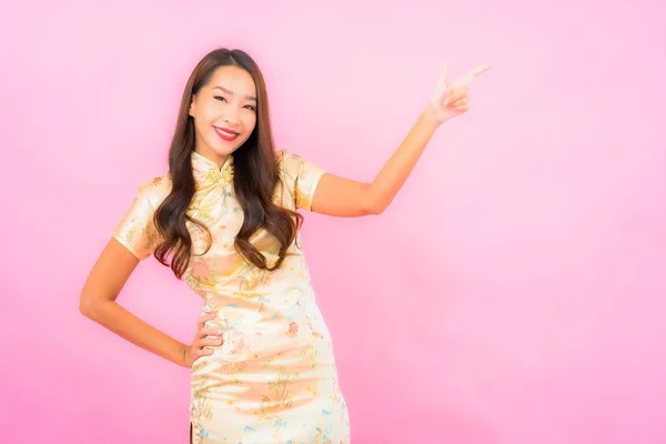 Retrato Bonito Jovem Asiático Mulher Sorriso Ação Com Chinês Novo — Fotografia de Stock