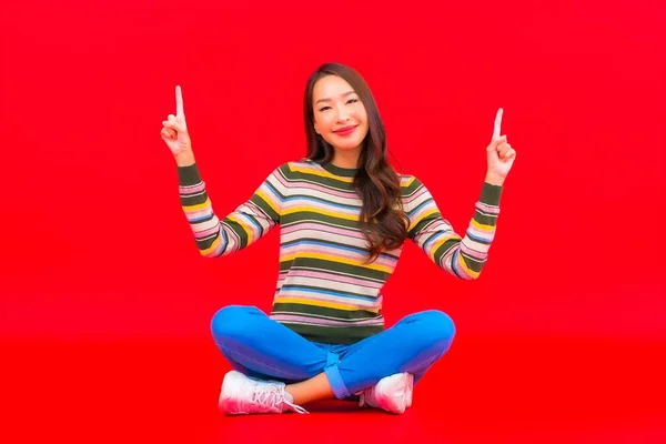Портрет Красивая Молодая Азиатская Женщина Улыбка Действием Красный Изолированный Фон — стоковое фото