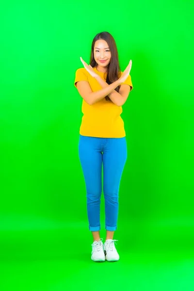 Portret Mooie Jonge Aziatische Vrouw Glimlach Met Actie Groen Geïsoleerde — Stockfoto