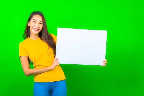 Portret Piękna Młoda Azjatycka Kobieta Pokazać Biały Pusty Billboard Zielonym — Zdjęcie stockowe