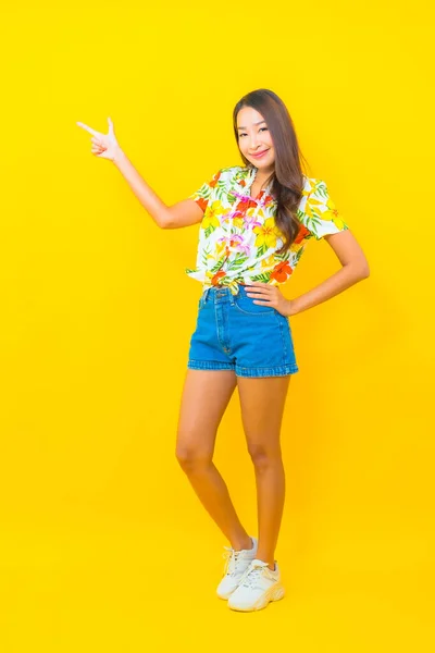 Ritratto Bella Giovane Donna Asiatica Indossare Camicia Colorata Sfondo Giallo — Foto Stock
