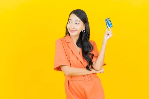 Retrato Bonito Jovem Asiático Mulher Sorriso Com Cartão Crédito Cor — Fotografia de Stock