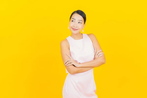 Retrato Hermosa Joven Mujer Asiática Sonrisa Con Acción Sobre Fondo — Foto de Stock