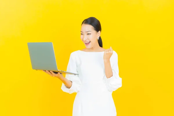 肖像画美しい若いアジアの女性の笑顔とともにコンピュータラップトップで隔離された背景 — ストック写真