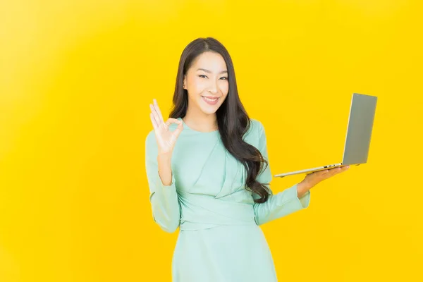 Retrato Hermosa Joven Mujer Asiática Sonrisa Con Ordenador Portátil Sobre — Foto de Stock