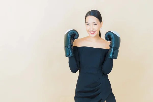 Retrato Hermosa Joven Asiática Mujer Boxeo Con Guante Color Fondo — Foto de Stock