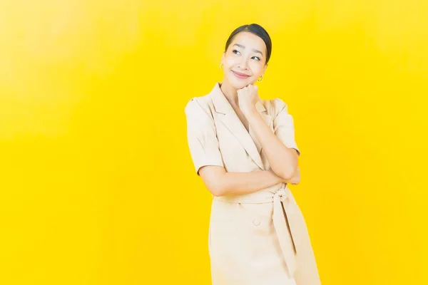 Portret Mooie Jonge Aziatische Vrouw Glimlach Met Actie Kleur Achtergrond — Stockfoto