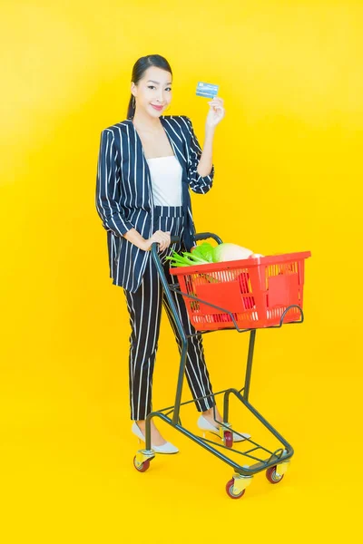 Retrato Bonito Jovem Asiático Mulher Sorriso Com Mercearia Cesta Supermercado — Fotografia de Stock