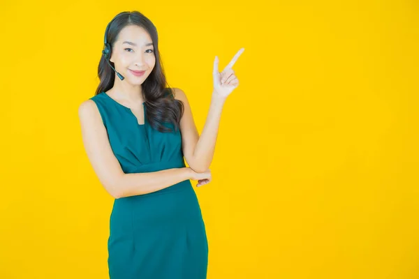 Portret Pięknej Młodej Azjatyckiej Kobiety Call Center Centrum Obsługi Klienta — Zdjęcie stockowe