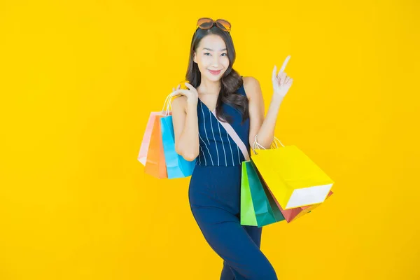 Portret Mooie Jonge Aziatische Vrouw Glimlach Met Boodschappentas Kleur Achtergrond — Stockfoto