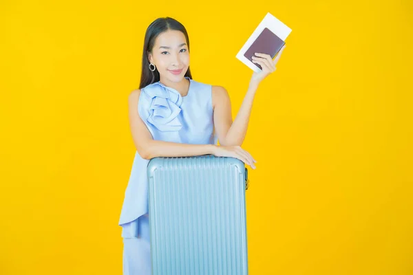 Retrato Hermosa Joven Asiática Mujer Con Bolsa Equipaje Pasaporte Listo — Foto de Stock