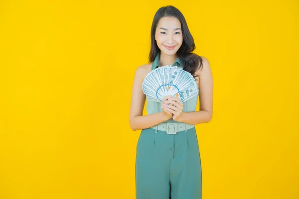 Retrato Bonito Jovem Asiático Mulher Sorriso Com Monte Dinheiro Dinheiro — Fotografia de Stock