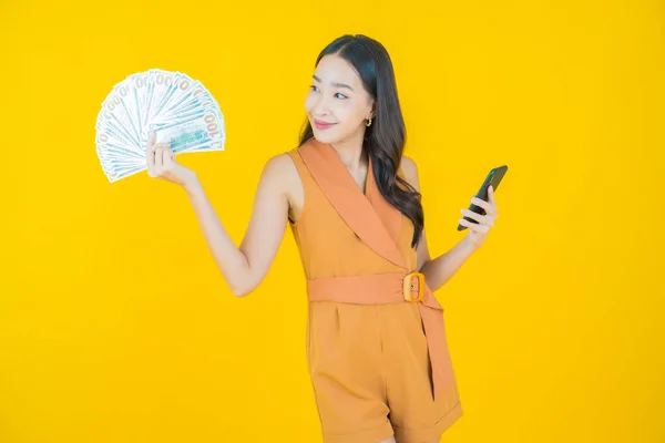 Asyalı Güzel Bir Kadının Portresi Renkli Arka Planda Bol Para — Stok fotoğraf