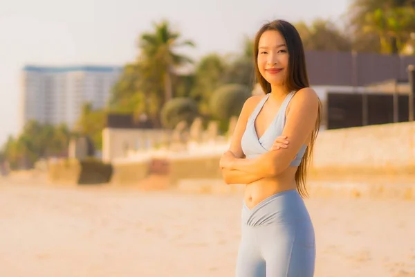 Портретный Спорт Молодая Азиатка Готовит Физические Упражнения Бегать Пляжу Океана — стоковое фото