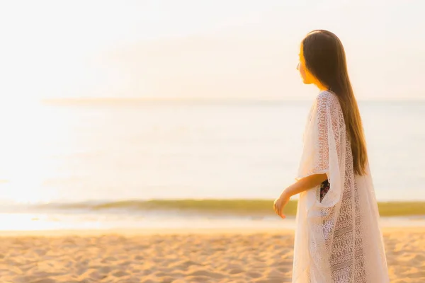 Ritratto Belle Giovani Donne Asiatiche Sorriso Felice Rilassarsi Intorno Spiaggia — Foto Stock