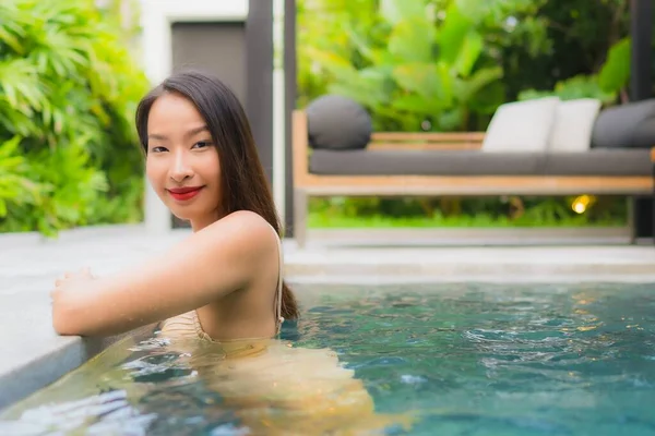Portrait Belles Jeunes Femmes Asiatiques Heureux Sourire Relaxer Piscine Extérieure — Photo