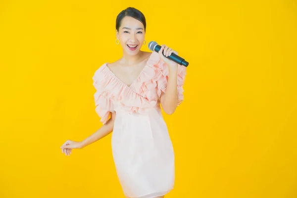 Retrato Hermosa Joven Asiática Mujer Uso Micrófono Para Cantar Color — Foto de Stock