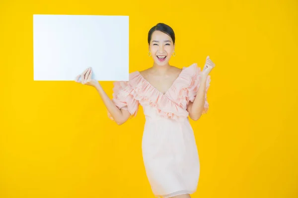 Retrato Bela Jovem Asiático Mulher Com Vazio Branco Outdoor Cor — Fotografia de Stock