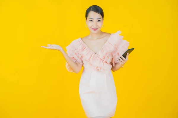 Retrato Hermosa Joven Mujer Asiática Sonrisa Con Ordenador Portátil Sobre — Foto de Stock