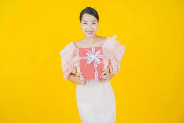 Retrato Hermosa Joven Mujer Asiática Sonrisa Con Caja Regalo Roja — Foto de Stock