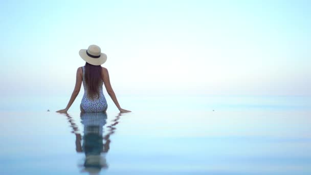 Footage Beautiful Asian Woman Relaxing Swimming Pool Hotel Vacation — Stock Video