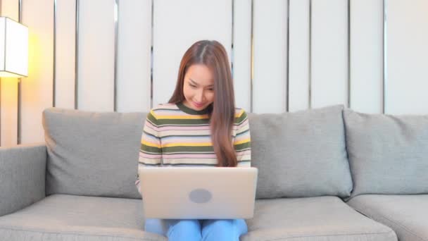 Zdjęcia Azjatki Pracującej Laptopem Domu — Wideo stockowe