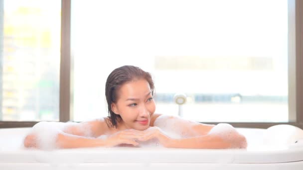 Metraje Hermosa Mujer Asiática Tomando Baño Casa — Vídeos de Stock