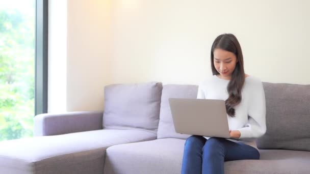 Imagens Mulher Asiática Trabalhando Com Laptop Casa — Vídeo de Stock