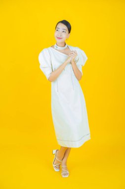 Portre güzel Asyalı kadın gülümsüyor. Renkli arka planda hareket var.