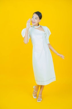 Portre güzel Asyalı kadın gülümsüyor. Renkli arka planda hareket var.