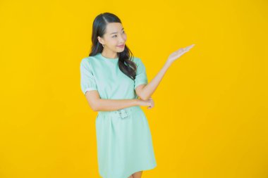 Portre güzel Asyalı kadın gülümsüyor. Renkli arka planda hareket var.