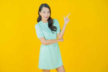 Portre güzel Asyalı kadın gülümsüyor. Renkli arka planda hareket var.