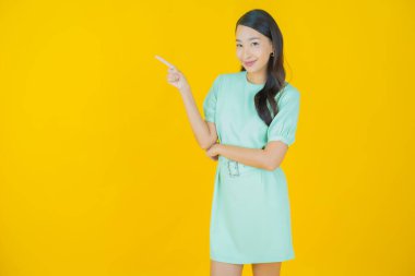 Portre güzel Asyalı kadın gülümsüyor. Renkli arka planda hareket var.