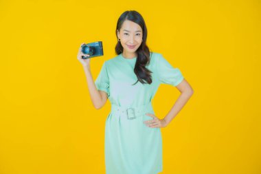 Güzel bir Asyalı kadın portresi. Arka planda kamera kullan.