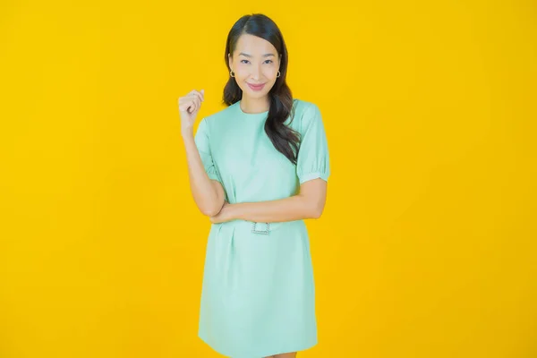 Retrato Bonito Jovem Asiático Mulher Sorriso Com Ação Cor Fundo — Fotografia de Stock