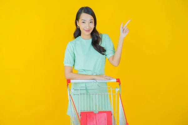 Retrato Bonito Jovem Asiático Mulher Sorriso Com Mercearia Cesta Supermercado — Fotografia de Stock