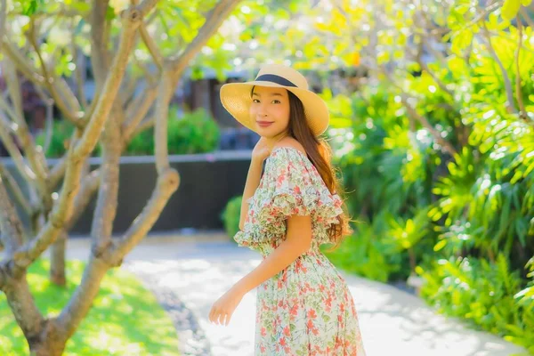 Retrato Bonito Jovem Asiático Mulher Andando Com Feliz Desfrutar Redor — Fotografia de Stock