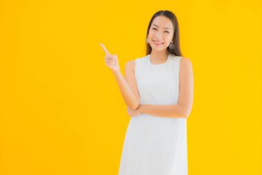 Sarı izole edilmiş arka planda güzel Asyalı bir kadının portresi.